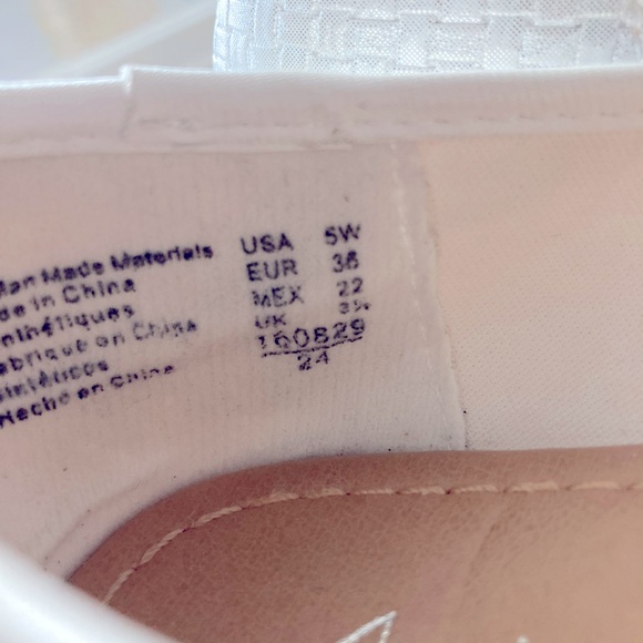 White shoes ballet style w/ bow - Picture 6 of 7